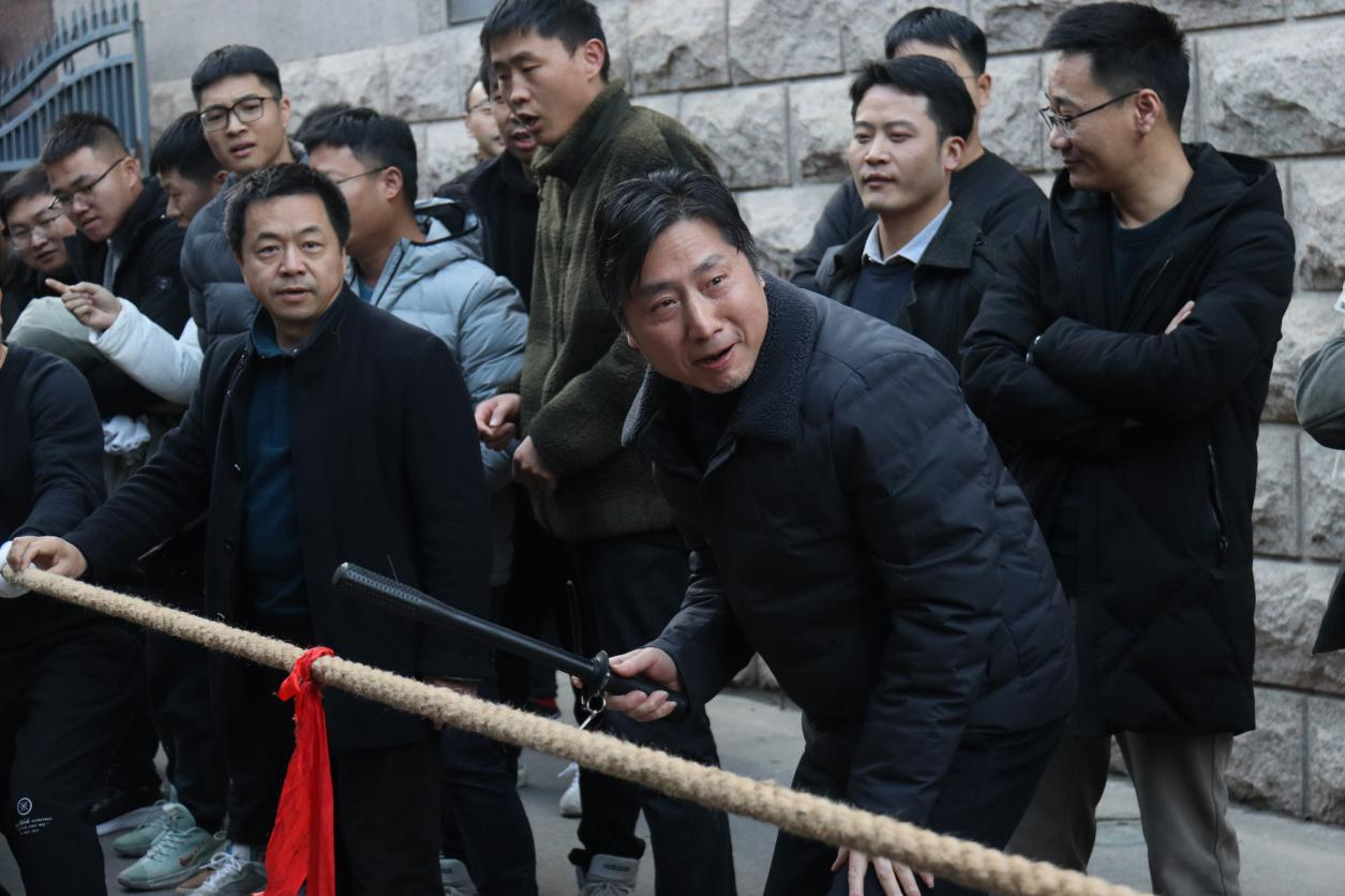 公司举办迎新春拔河比赛